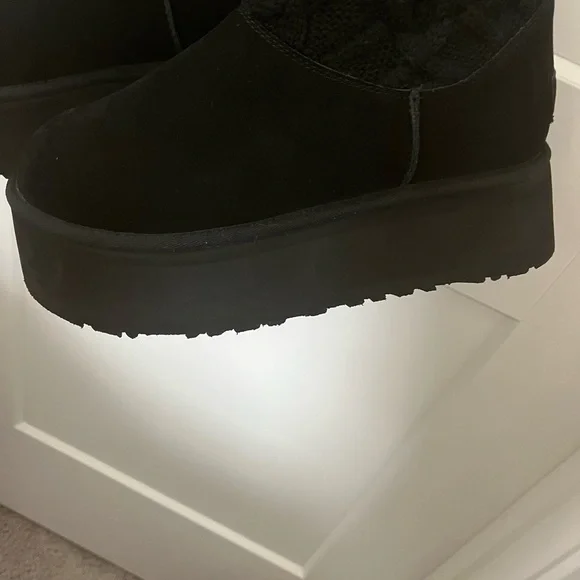 NWOT Ugg Platform Sweater Letter Boots - Size 9 - Picture 6 of 12
